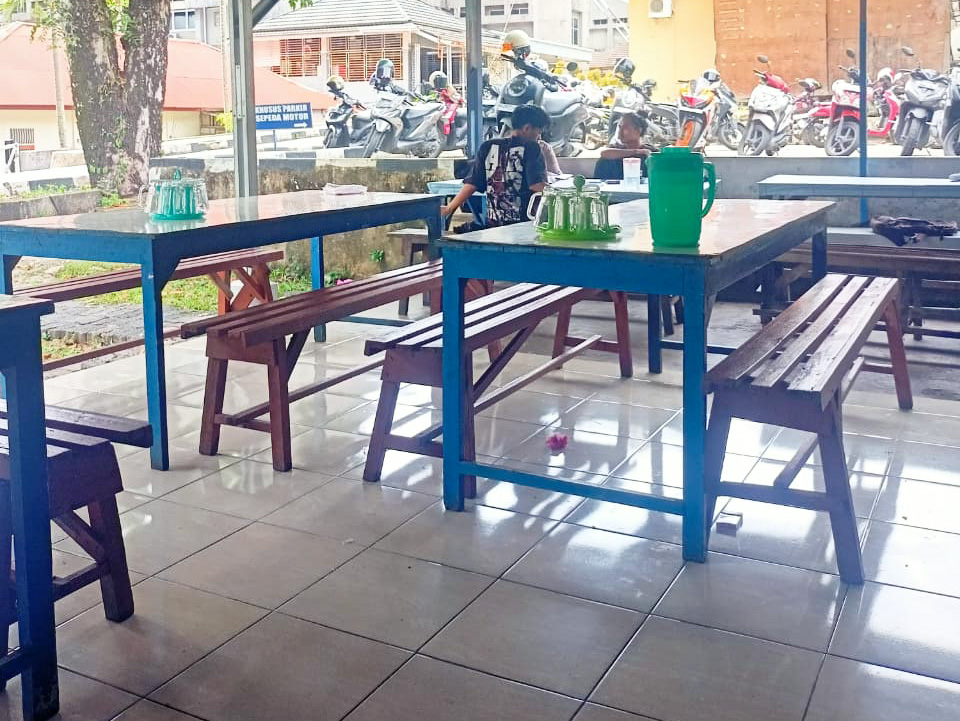 &lsquo;Kantin sastra&rsquo; tempat ini tak sekadar lokasi makan, tetapi wadah pertukaran ide dan kreativitas antara mahasiswa dan dosen.(Foto: Muhammad Reza Bayu Permana/Padeks)