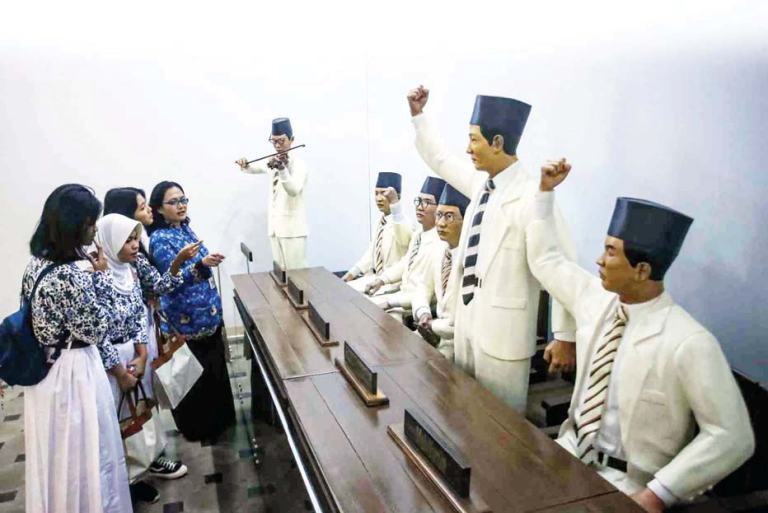 BELAJAR SEJARAH: Sejumlah siswa mengamati diorama usai mengikuti upacara peringatan Hari Sumpah Pemuda di Museum Sumpah Pemuda, Jakarta, Selasa (28/10).