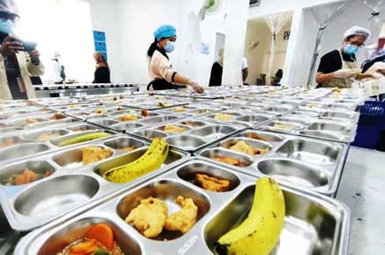 MEMORSI MAKANAN: Petugas tengah memorsi menu Makan Bergizi Gratis (MBG) di dapur Satuan Pelayanan Pemenuhan Gizi (SPPG) Palmerah, Jakarta Barat, beberapa waktu lalu.