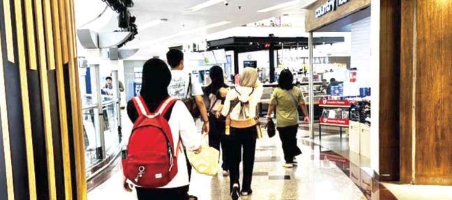 FOKUS BERGESER: Masyarakat sedang berjalan-jalan di salah satu pusat perbelanjaan di Jakarta, baru-baru ini.