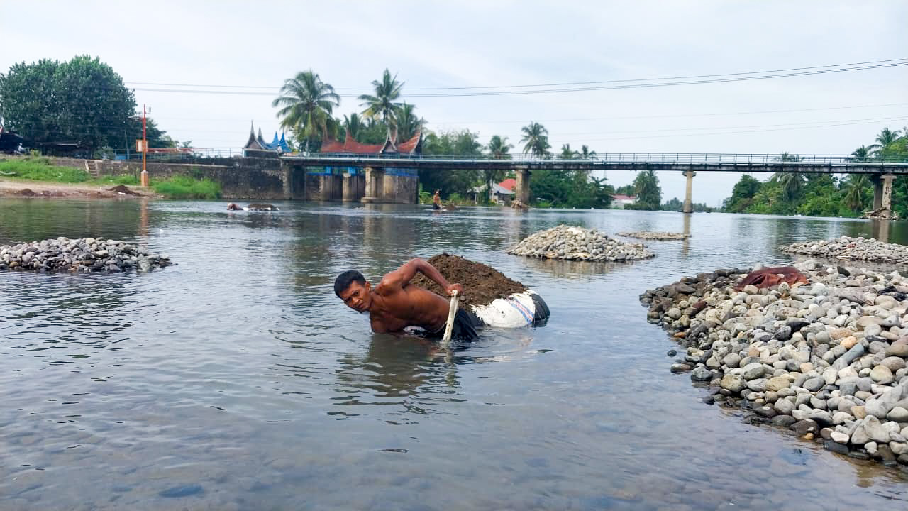 Jeri (30), telah menggantungkan hidupnya dari aktivitas penambangan sejak usia 15 tahun di Sungai Gunung Nago, Kecamatan Pauh, Padang. (Foto: Mengki Kurniawan/Padeks)
