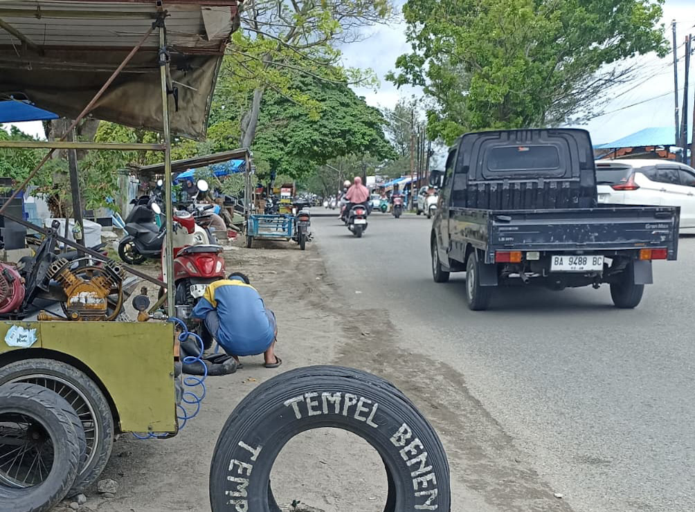 Bengkel sederhana milik Yasmanto (58) di Jalan Tunggul Hitam, Kecamatan Koto Tangah, Kota Padang. (Foto: Fadli Zikri/Padeks)