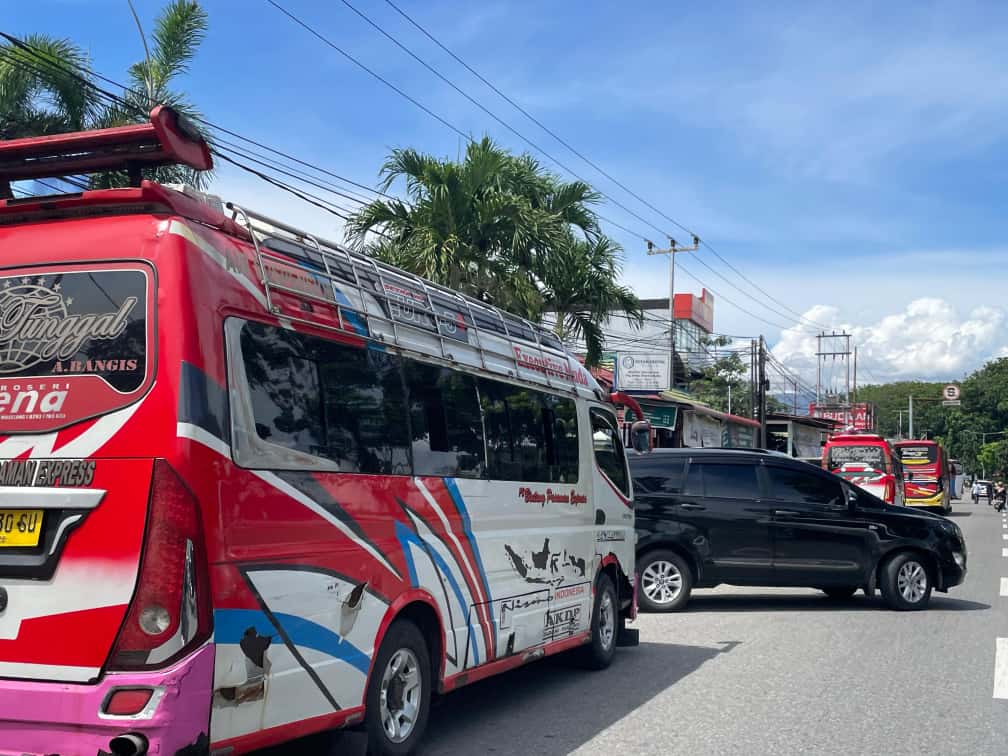 Aktivitas angkutan umum AKDP di depan UNP jadi sorotan publik karena sering menimbulkan kemacetan dan kesemrawutan lalulintas.(Foto:  (M Fikri Al Fateh/Padeks)