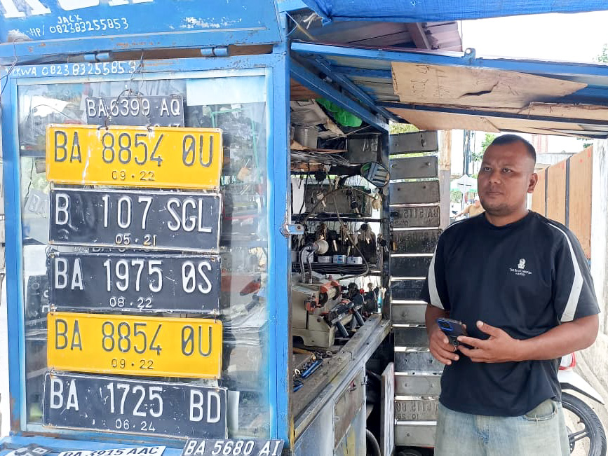 Novri melayani duplikat kunci, servis kunci rusak dan pembuatan plat nomor kendaraan, di Parupuk Tabing, Kota Padang. (Foto: Fadli Zikri/Padeks)
