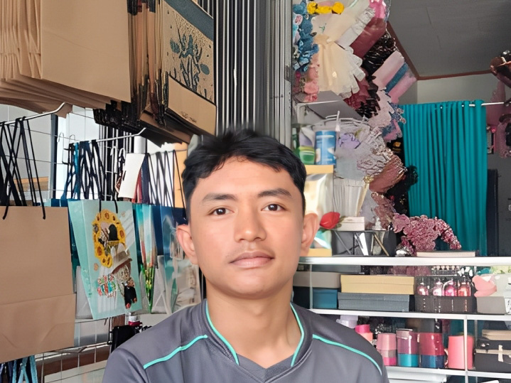 Ricye Shakcena (23) bersama timnya mengembangkan usaha buket bunga dan papan ucapan yang berlokasi di Jalan Belibis, Air Tawar, Kota Padang.