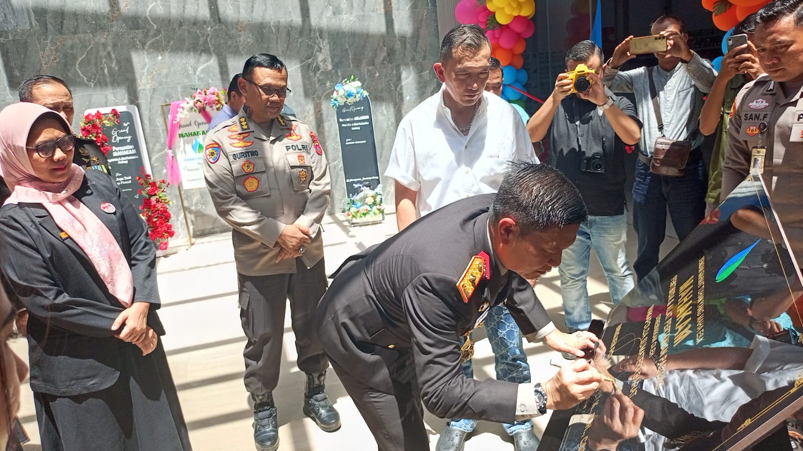 DIRESMIKAN: Wakapolda Sumbar Brigjen Pol Solihin didampingi Owner Mahakam Group Alam Pasmah Soepino ketika meresmikan Gedung Baru Supermarket Mahakam, kemarin.