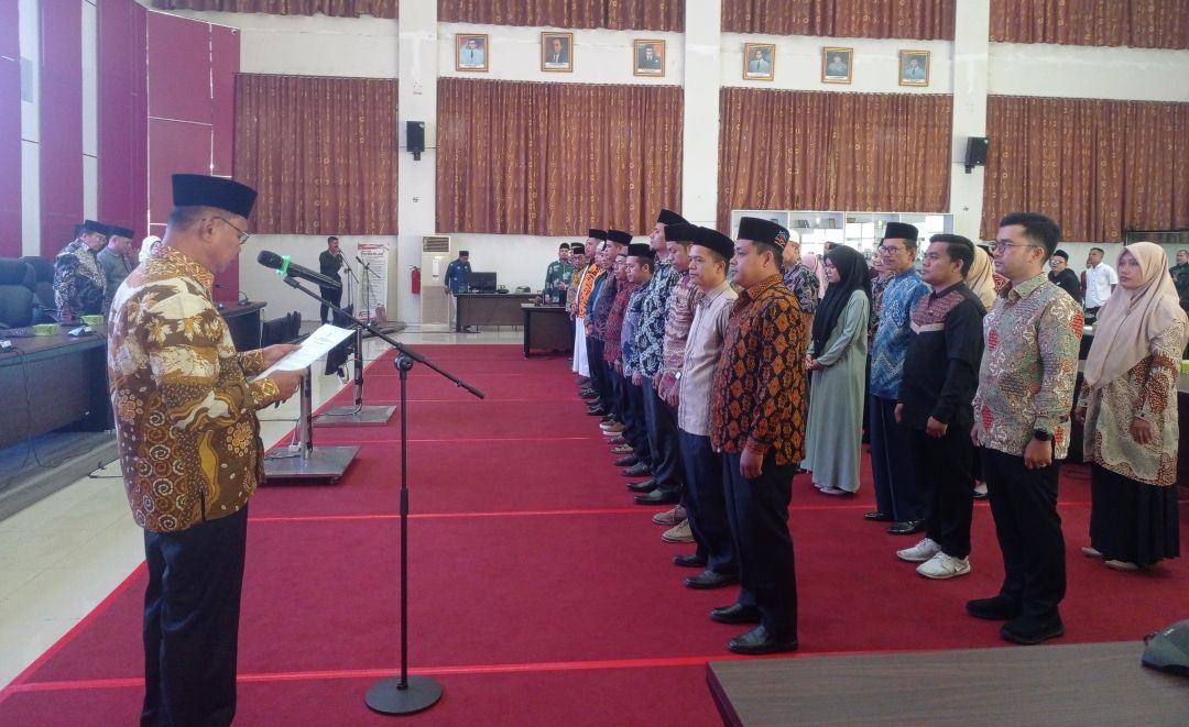 Ketua Baznas Kota Padang, Yuspardi mengukuhkan pengurus UPZ dari 13 masjid se-Kota Padang.