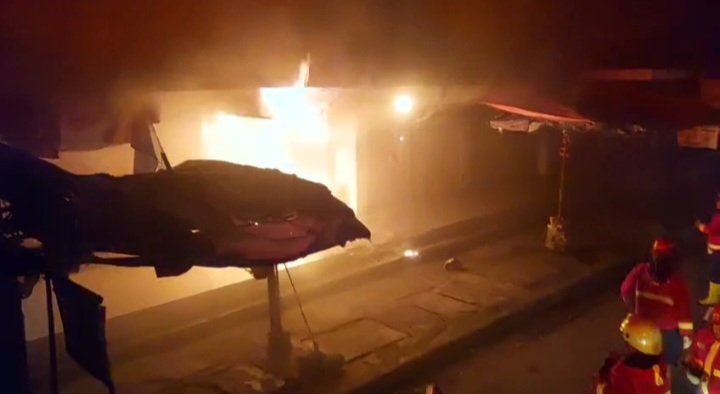 Kebakaran dini hari hanguskan tiga toko di Blok A Pasar Raya Padang. Damkar kerahkan lima unit mobil.