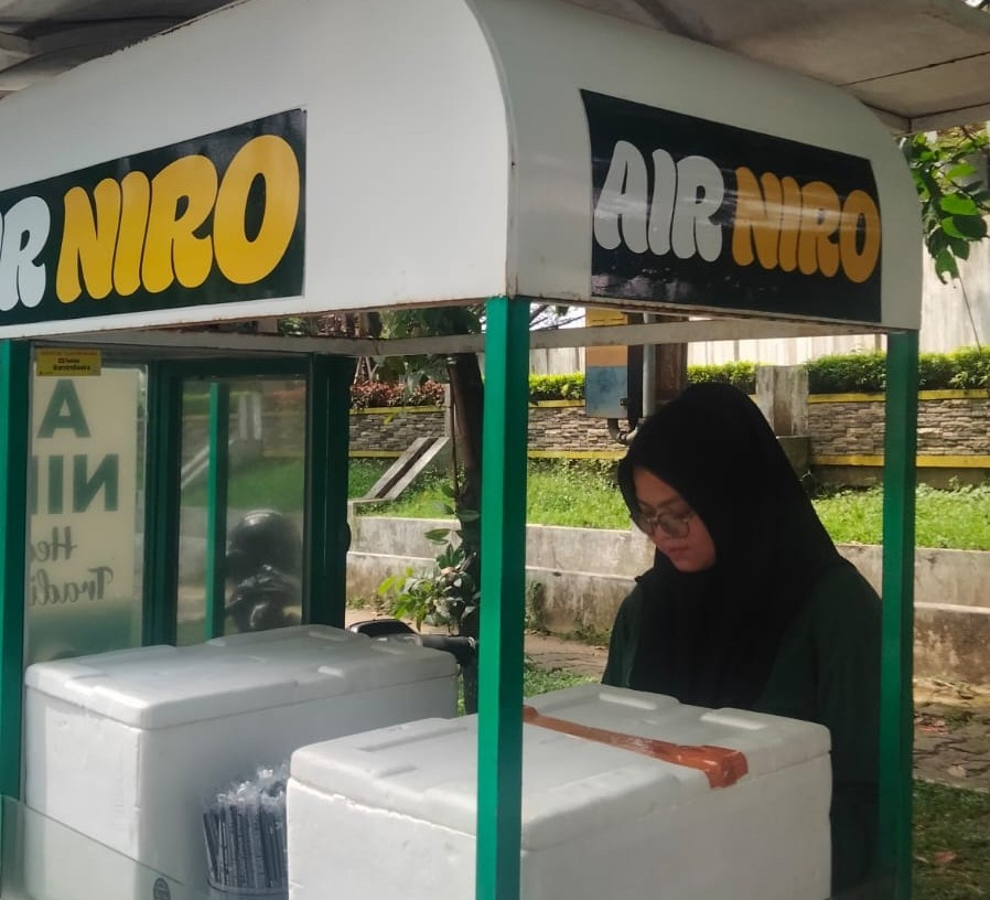 Seorang pedagang menyajikan es air niro di kawasan Masjid Raya Sumbar, kemarin.