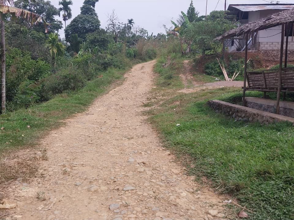 Kondisi Jalan menuju Bukit Sungkai, Kelurahan Lambung Bukit, Kecamatan Pauh, sangat memprihatinkan. (Foto: Mengki Kurniawan/Padeks)