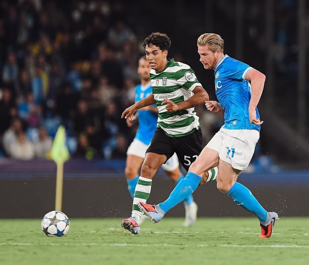 Gelandang serang SSC Napoli Kevin De Bruyne (kanan) diperkirakan butuh pemulihan cedera hamstring sampai akhir Januari tahun depan.