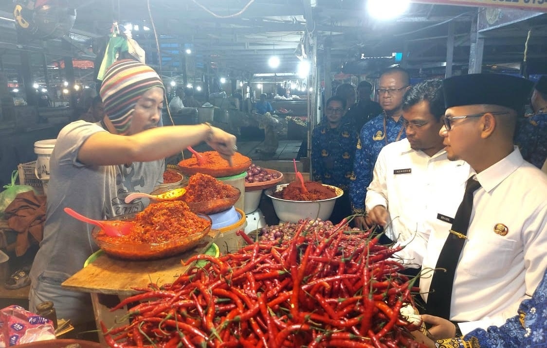 TINJAUAN: Wakil Wali Kota Bukittinggi, Ibnu Asis, bersama tim TPID memantau harga kebutuhan pokok di Pasar Bawah Bukittinggi, Rabu (29/10).