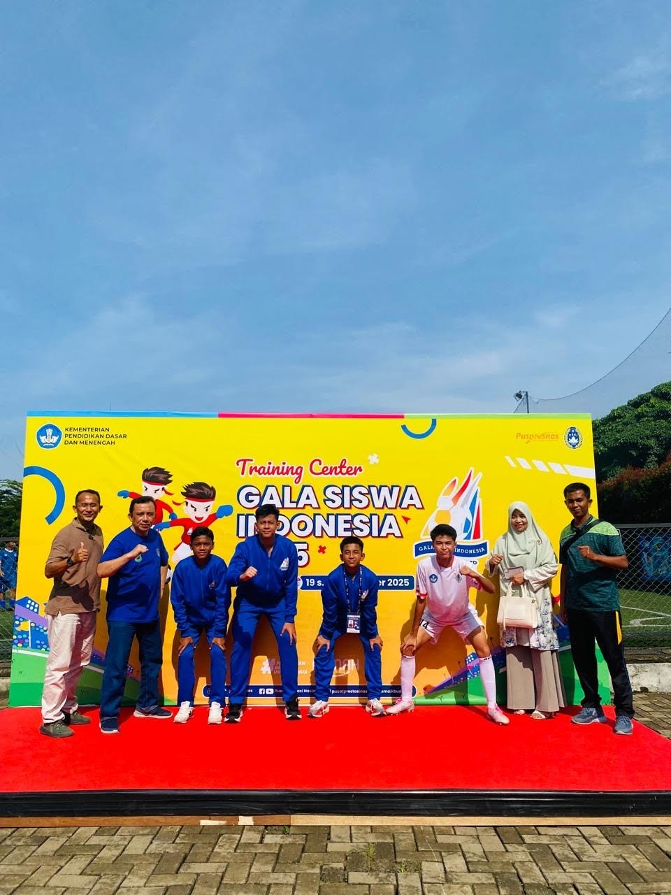 PRESTASI: Tiga siswa SMP Negeri 1 Payakumbuh Iqra Fadhillah Mumtaz, Diego Tsaqif Arianto, dan Muhammad Dziko Aditya berfoto bersama usai meraih prestasi di ajang Gala Siswa Indonesia (GSI) 2025.