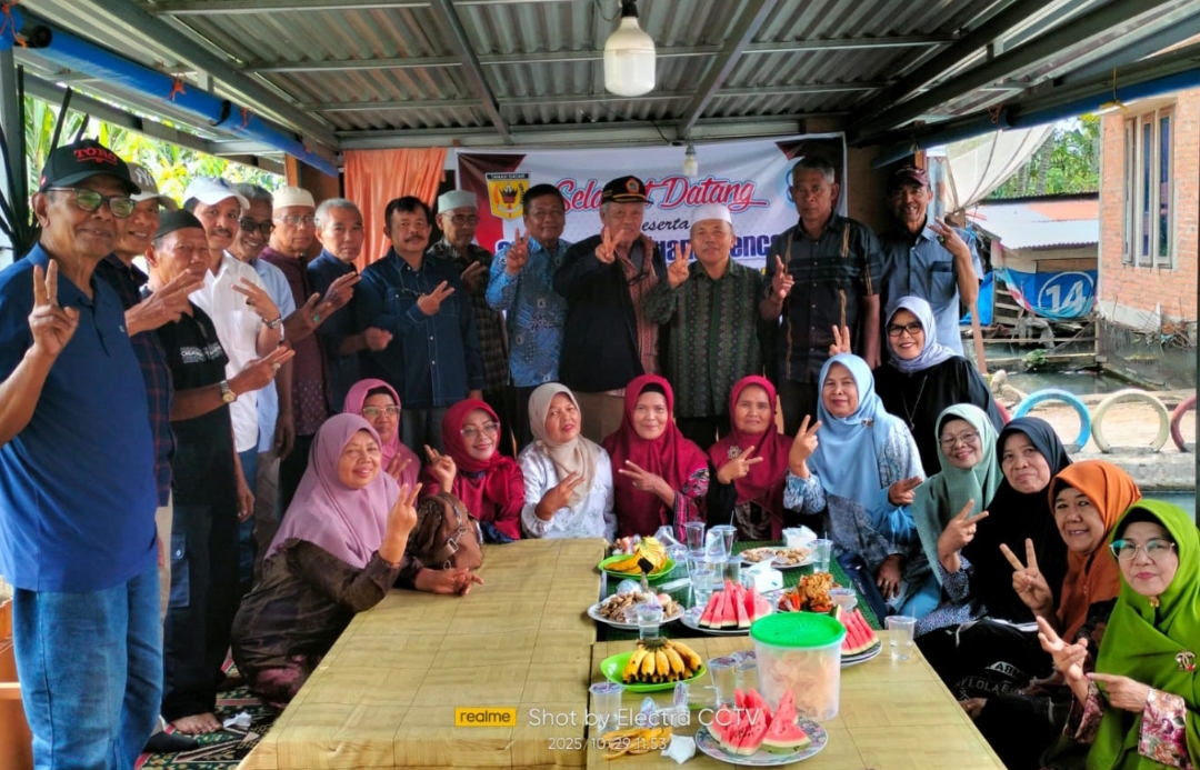 Anggota Juang Kencana Kabupaten Tanahdatar silaturahmi dan temu ramah di Luhak Serunai milik Bidan Nurbaiti dan St. Syafnil, Nagari Minangkabau, Kecamatan Sungayang, Rabu (29/10).(Foto: IST)
