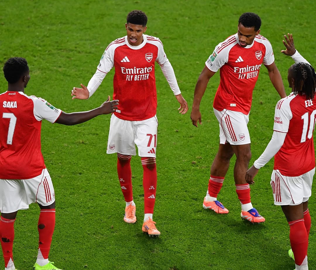 Bukayo Saka dan rekan setimnya merayakan kemenangan Arsenal atas Brighton. The Gunners akan menghadapi Crystal Palace di perempat final Carabao Cup. (Foto: Instagram @arsenal)
