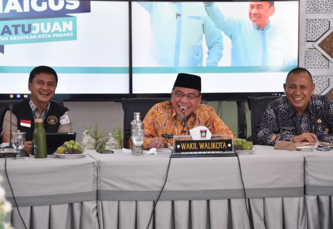 Wakil Wali Kota Padang Maigus Nasir memimpin Rapat Evaluasi Realisasi PAD di Gedung Putih Rumah Dinas Wali Kota Padang, Kamis (30/10/2025).(Foto: Prokopim)