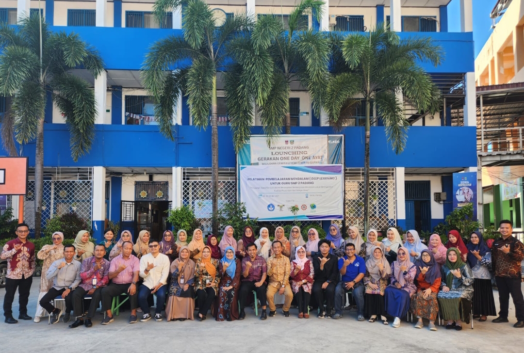 Ketua Umum DP ALA SMPN 2 Padang, Ir. Tria Suprajeni, MM, bersama para guru dan narasumber saat penutupan Pelatihan Deep Learning di SMPN 2 Padang, Kamis (30/10/2025).(Foto: IST)