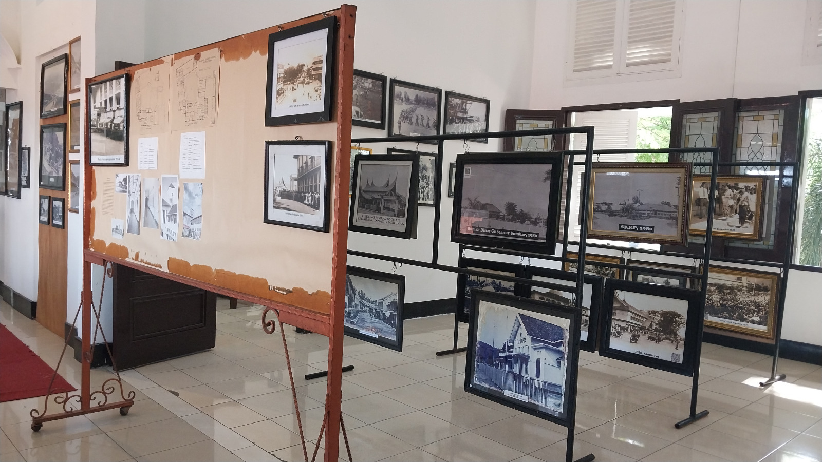 Beberapa koleksi yang dimiliki Museum dan Galeri Arsip Statis Kota Padang yang berlokasi di Lantai 2 Gedung Balai Kota Lama, Pasar Raya Padang.