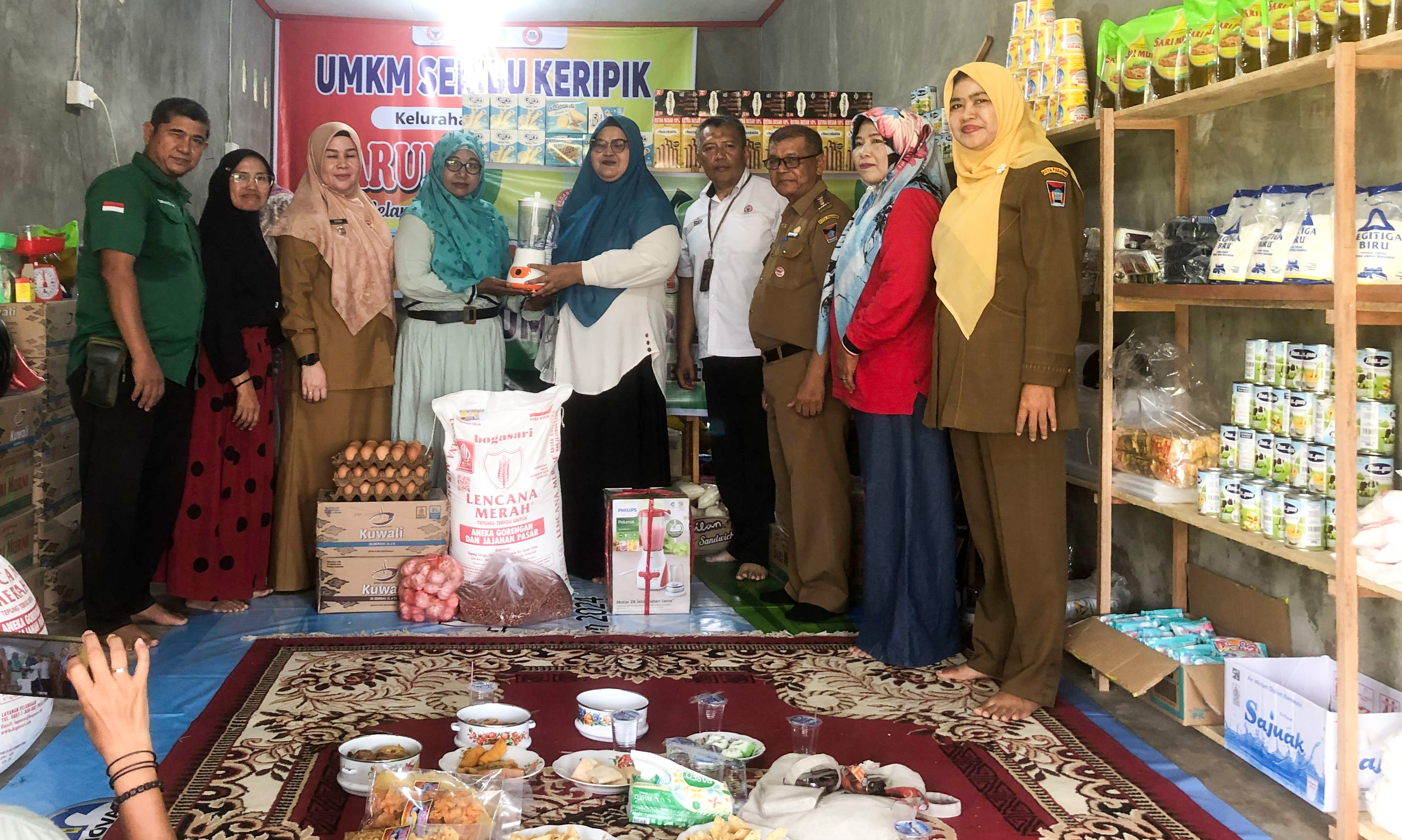 PT Semen Padang bantu UMKM Seribu Keripik di Batu Gadang senilai Rp30 juta guna memperkuat ekonomi masyarakat dan pemberdayaan usaha lokal.
