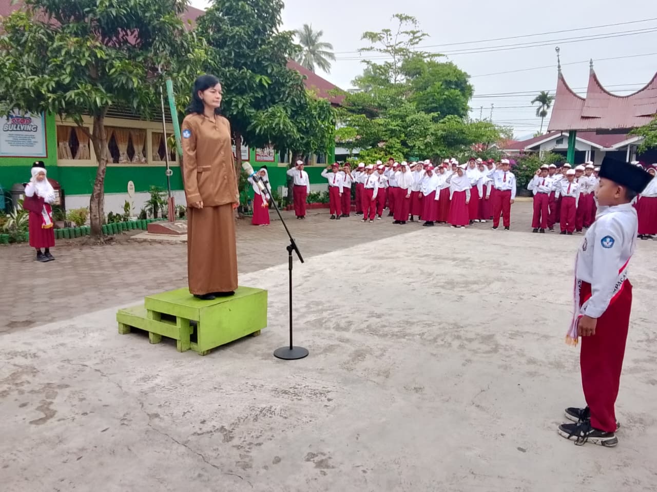 KHIDMAT: Suasana pelaksanaan upacara bendera yang dilaksanakan di SDN 29 Payakumbuh.