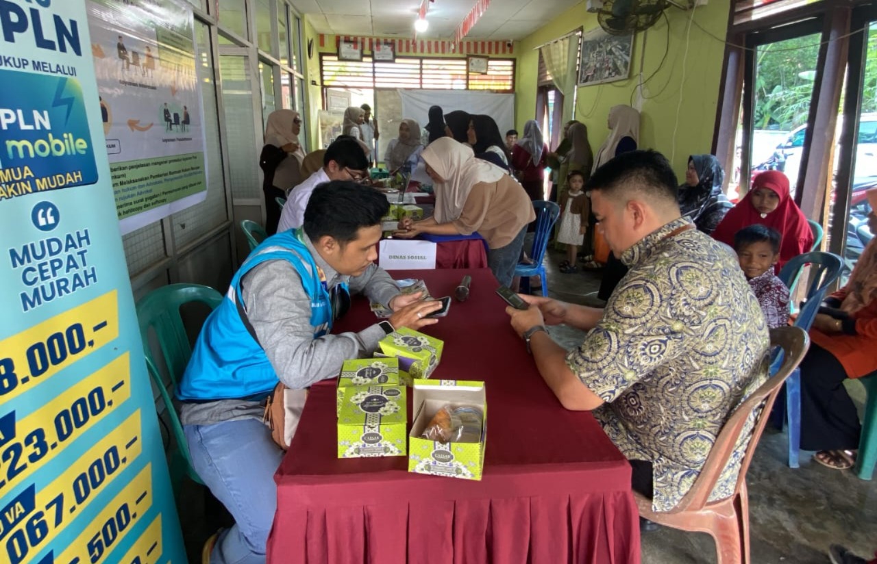 PLN dan Ombudsman Sumbar hadir di Nagari Maek, Lima Puluh Kota, berikan layanan kelistrikan langsung dan edukasi keselamatan kepada masyarakat.