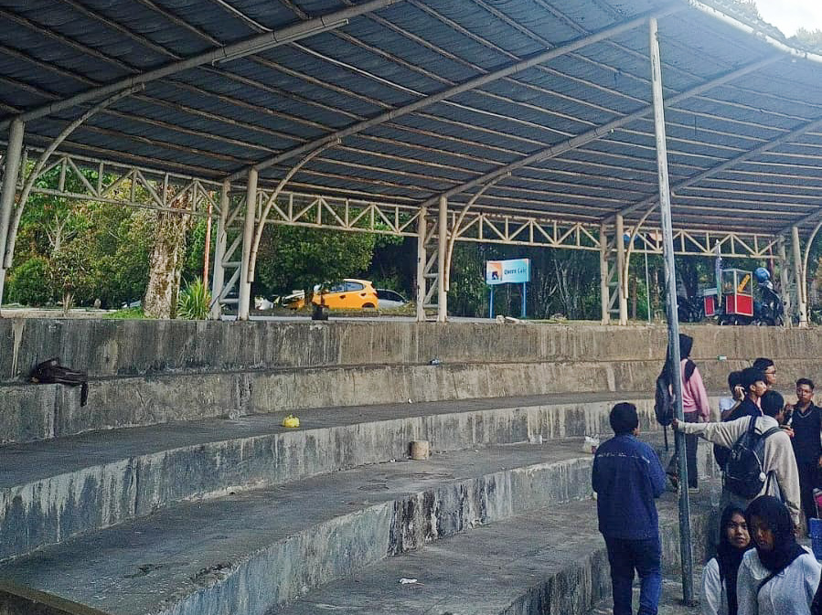 Panggung terbuka Medan nan Balinduang (MnB) di Fakultas Ilmu Budaya (FIB) Universitas Andalas (Unand) yang jadi sorotan mahasiswa. (Foto: M Reza Bayu  Permana/Padeks)
