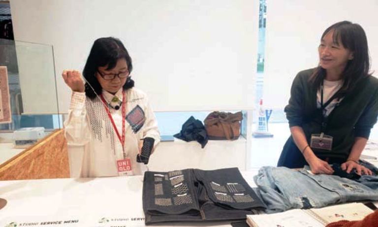 TAK TINGGALKAN BUDAYA: Proses remake pakaian dengan teknik sashiko di Uniqlo Chitosedai, Setagaya, Tokyo.