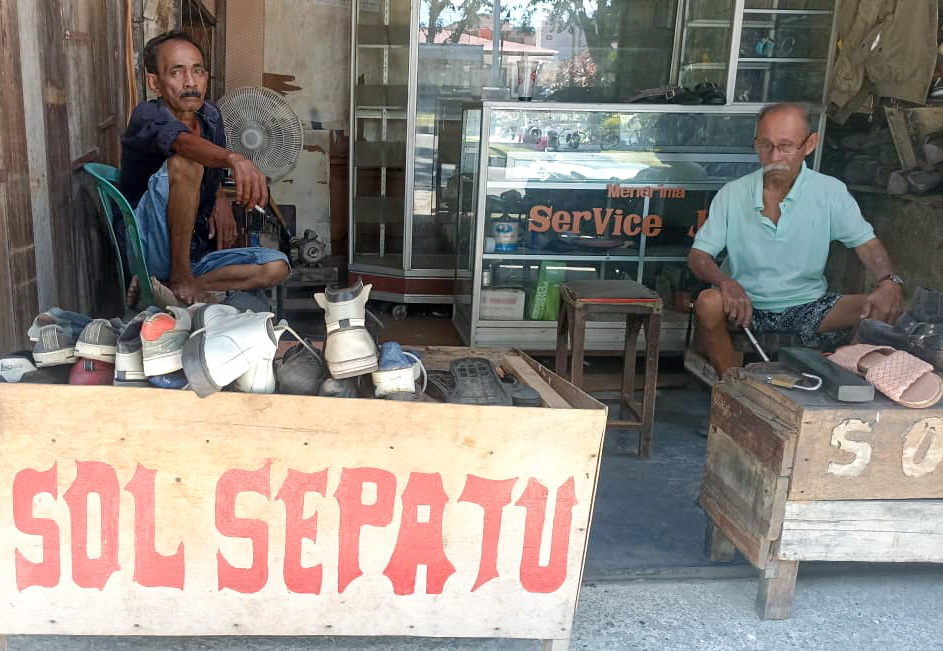 Selama 45 tahun, Nurkias (kiri) tetap setia jadi tukang sol sepatu di Padang, bertahan di tengah tren sepatu murah dan belanja online. (Foto: Fadli Zikri/Padeks)