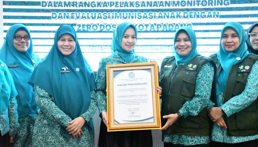 Ketua TP-PKK Kota Padang, Ny. Dian Puspita Fadly Amran, menerima penghargaan dari TP-PKK Pusat.