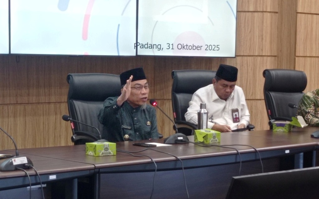 Wakil Wali Kota Padang Maigus Nasir saat pertemuan Ormas Keagamaan Kota Padang di Ruang Bagindo Aziz Chan, Balai Kota Padang, Jumat (31/10/2025).