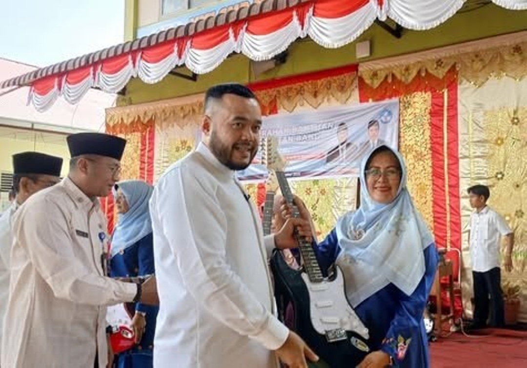 Wali Kota Padang Fadly Amran menyerahkan bantuan alat band di SMPN 5 Padang, Jumat (31/10/2025).