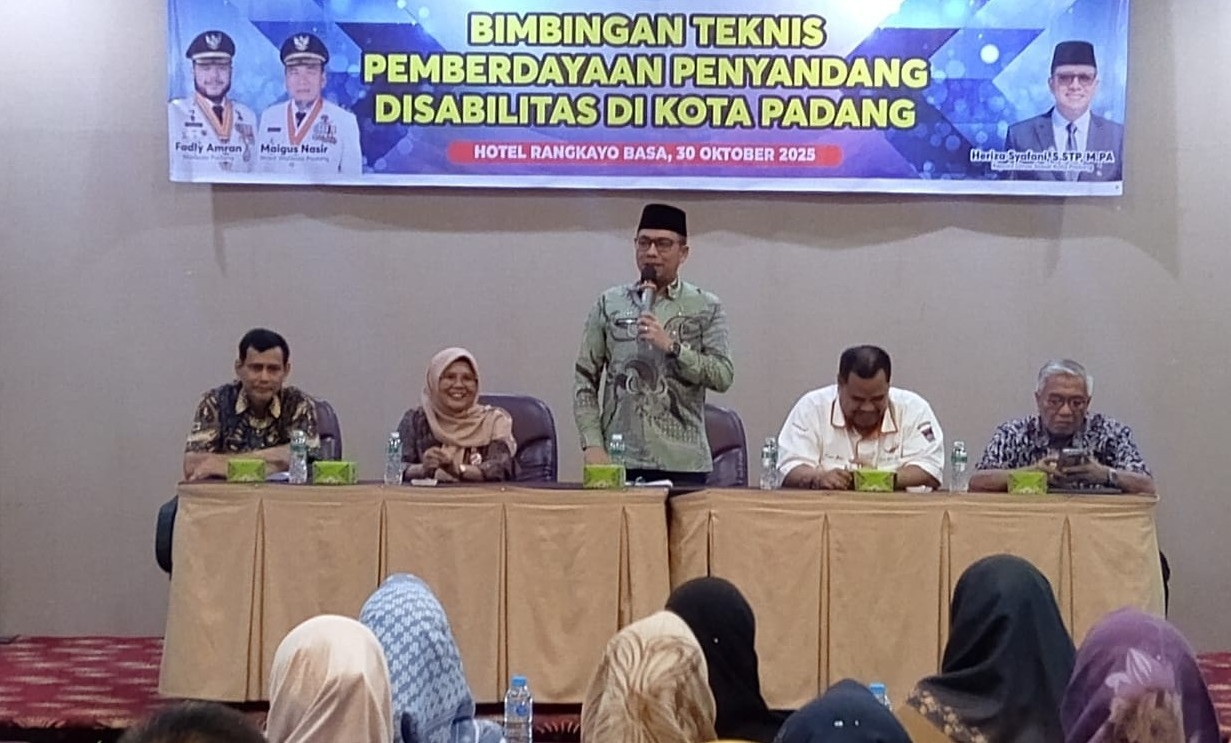 Kepala Dinsos Padang Heriza Syafani memberikan membuka Bimtek Pemberdayaan Penyandang Disabilitas, Kamis (30/12).