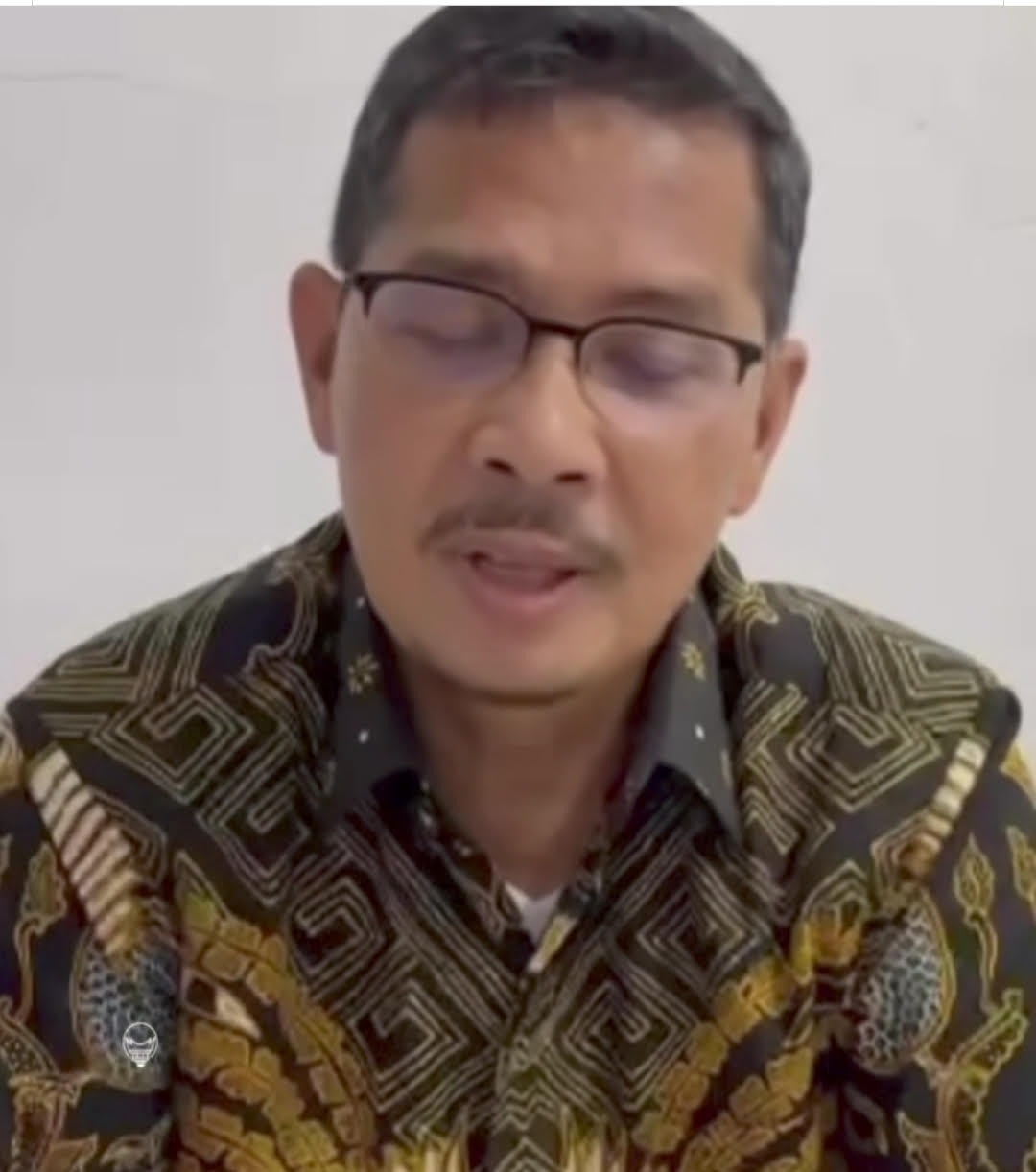 BANTAHAN: Adi Gunawan, mantan Bupati Dharmasraya, memberikan klarifikasi melalui video berdurasi 1 menit 47 detik terkait beredarnya video viral yang menarasikan dugaan hubungan sesama jenis.