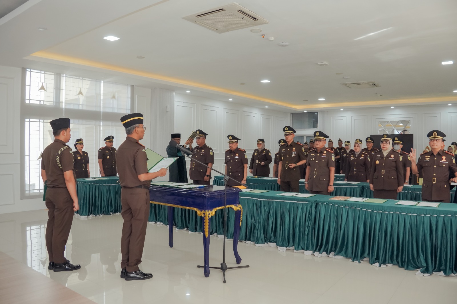 Kajati Sumbar Muhibuddin lantik pejabat baru, tekankan integritas, profesionalisme, dan kinerja tinggi dalam memperkuat penegakan hukum dan pelayanan publik.