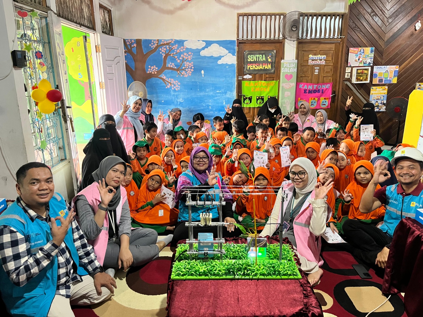 PLN Sumbar gelar PLN Goes to School di TKIT Dar El-Iman Padang, edukasi keselamatan listrik sejak dini sambut semangat Hari Pahlawan.