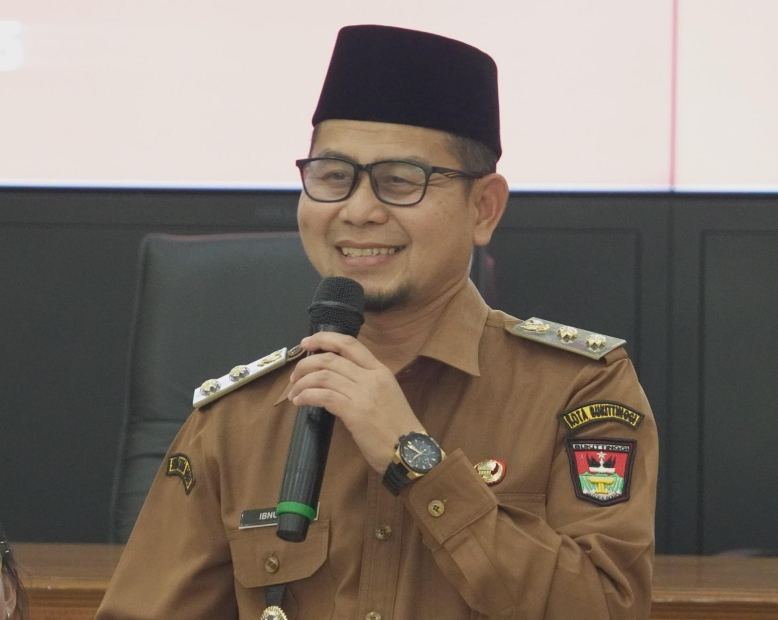KOMITMEN: Wakil Wali Kota Bukittinggi, Ibnu Asis, memberikan keterangan kepada media terkait persiapan MTQ Nasional ke-41 tingkat Sumbar di Bukittinggi, Kamis (30/10).