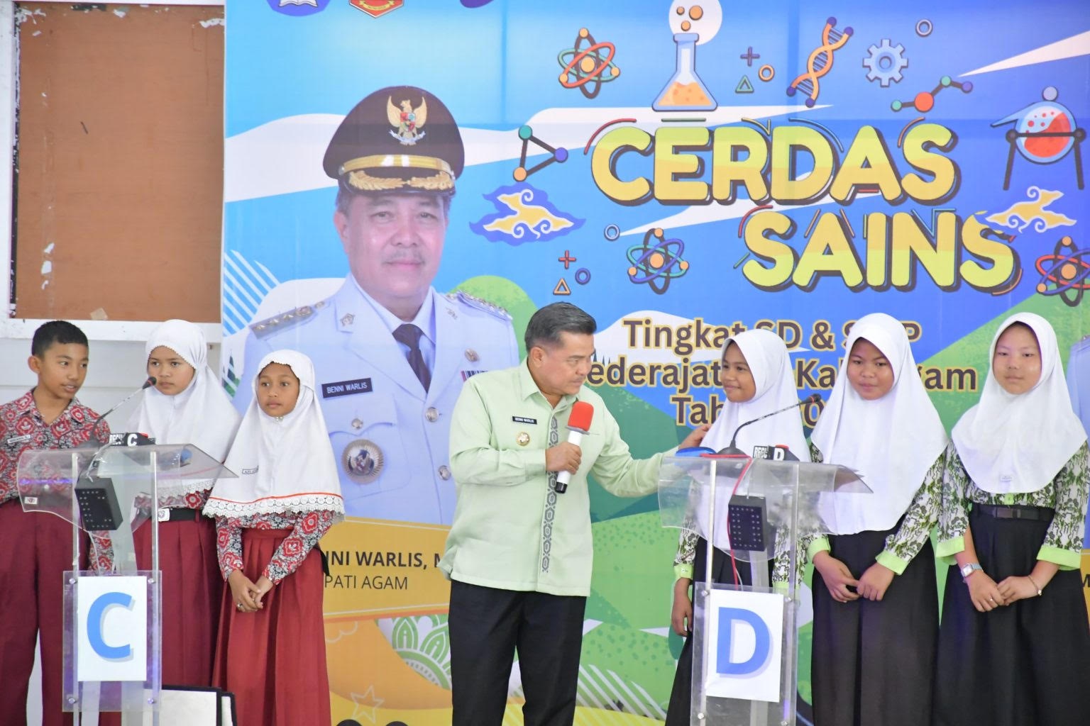 BERI MOTIVASI: Bupati Agam Benni Warlis menyemangati peserta Lomba Cerdas Sains tingkat SD dan SMP se-Agam di balairung rumah dinas Bupati, Kamis (30/10).