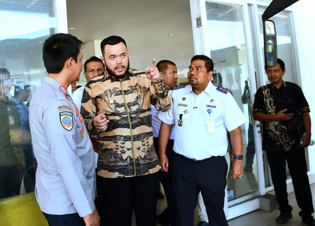 Wali Kota Padang, Fadly Amran, meninjau Terminal Tipe A Anak Air di Kelurahan Batipuh Panjang, Kamis (30/10/2025), didampingi Kepala BPTD Sumbar Deddy Gusman. (Foto: Prokopim)