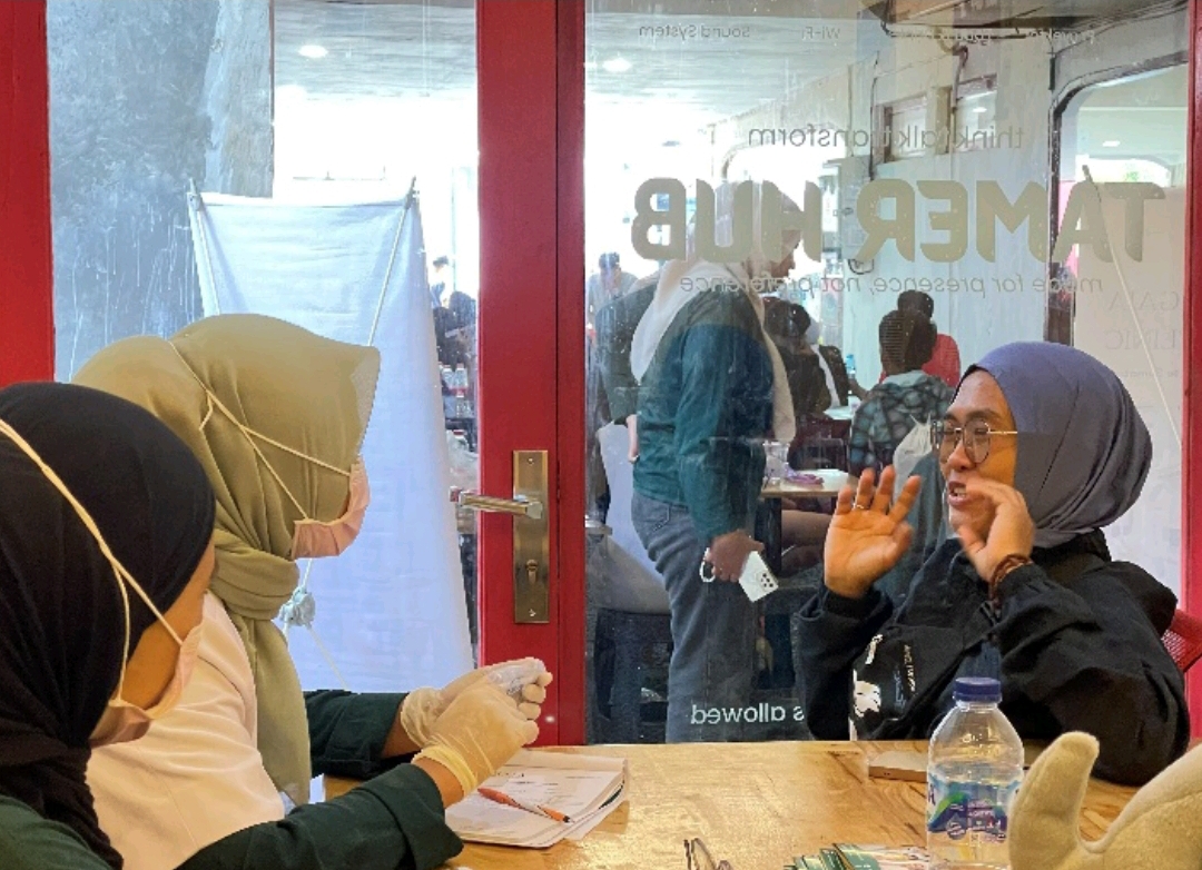 Tim GAIA Dental Clinic memberikan pemeriksaan gigi gratis kepada peserta TAMERUN 2025 di Bukittinggi, Minggu (26/10/2025). (Foto: Humas)