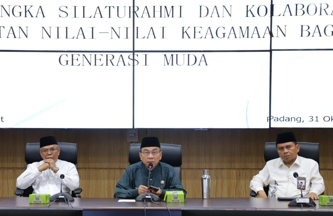 Wawako Padang Maigus Nasir berdialog dengan perwakilan ormas lintas agama saat membuka pertemuan pembinaan karakter generasi muda di Balai Kota Padang, Jumat (31/10/2025).(Foto: Prokopim)