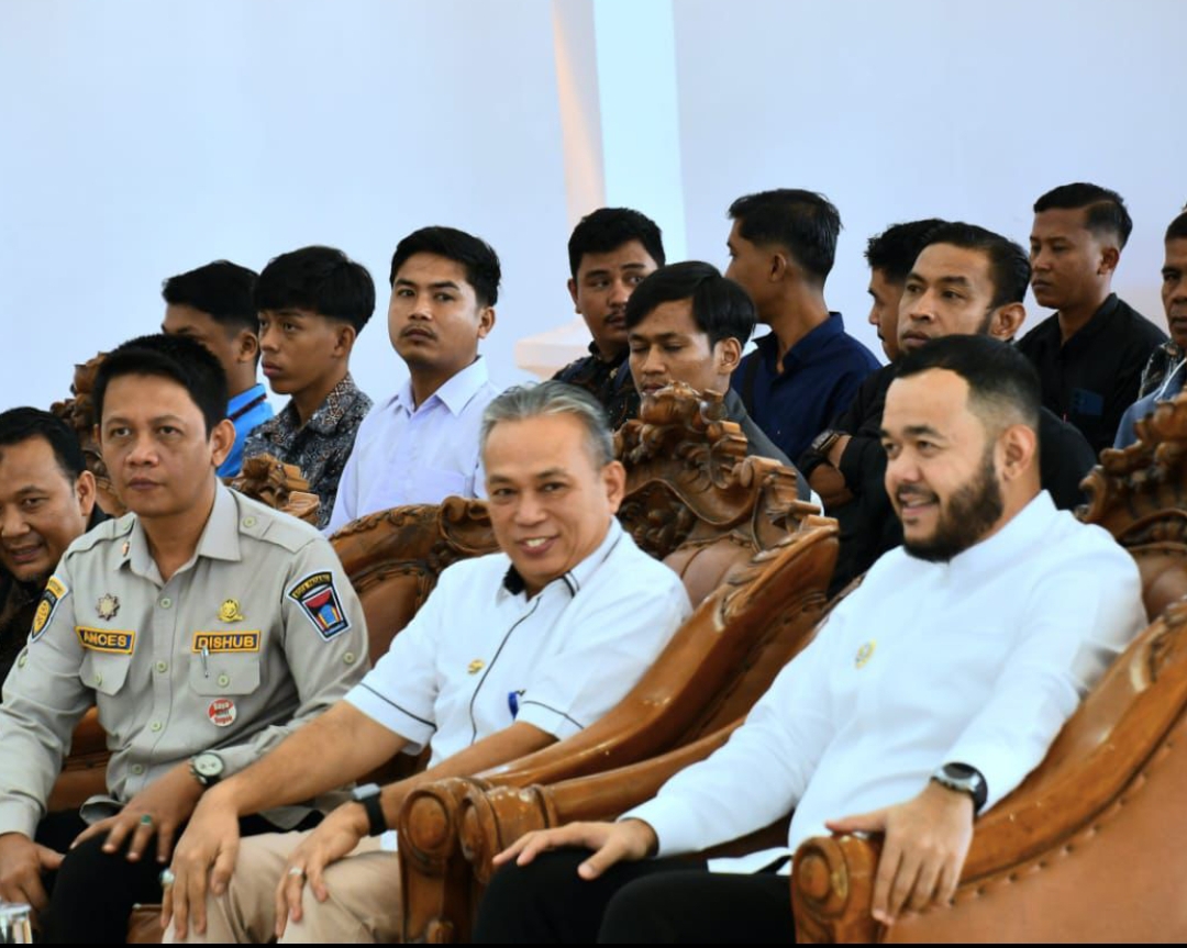 Wali Kota Padang Fadly Amran pada acara pembekalan 64 penjaga perlintasan sebidang kereta api untuk perkuat keselamatan dan ketertiban lalu lintas. (Foto: Prokopim)