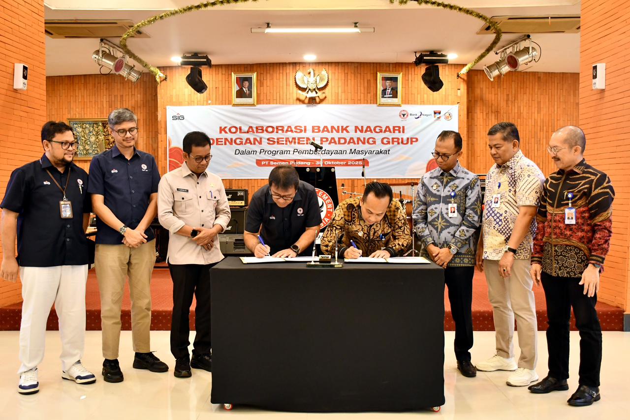 PT Semen Padang dan Bank Nagari tandatangani kerja sama pemberdayaan masyarakat berkelanjutan, termasuk bantuan mesin pencacah sampah untuk dukung ekonomi sirkular.