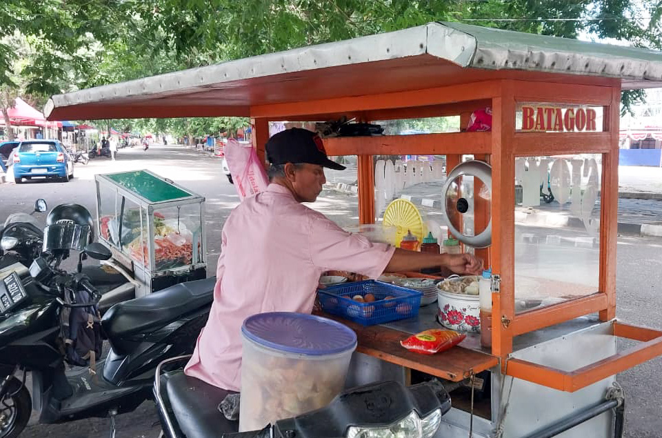 Nasrul, penjual siomay di GOR Haji Agus Salim Padang, tetap gigih bekerja demi menghidupi lima anaknya meski hanya mendapat 20 persen hasil.