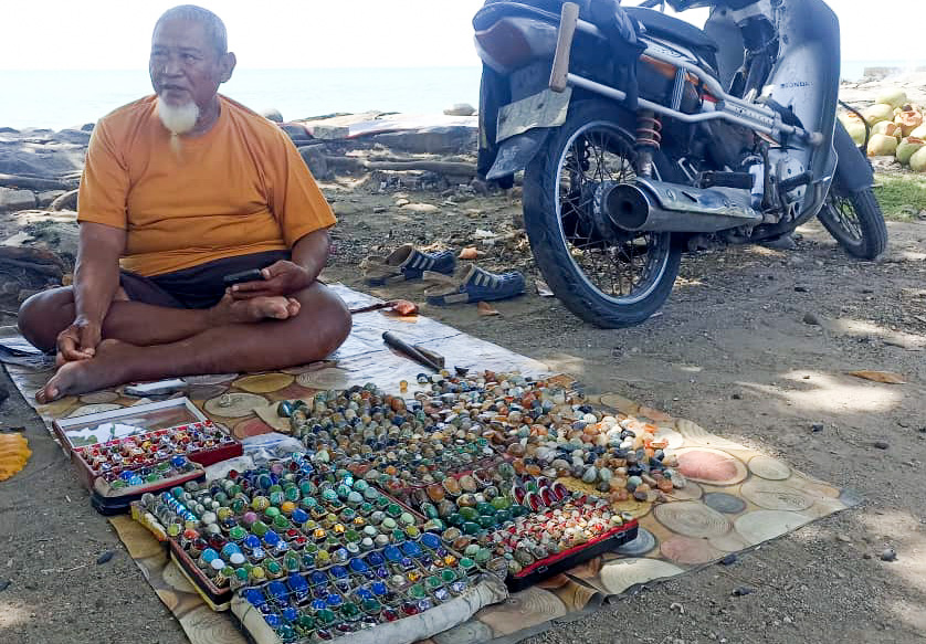 Pak Efrizal, 83 tahun, penjual batu akik di Jalan Samudera, Kelurahan Olo, Kecamatan Padang Barat, Kota Padang.