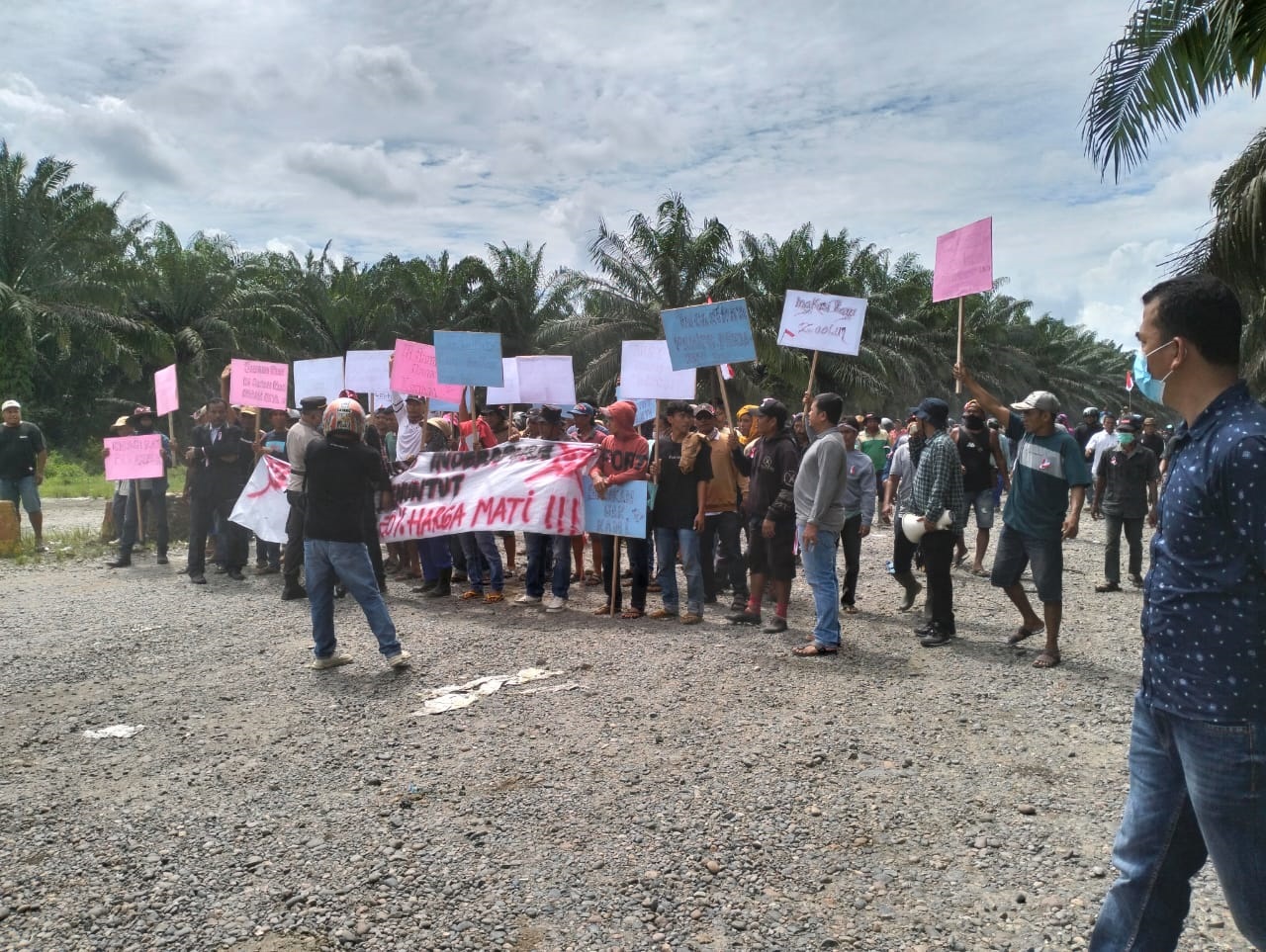 Warga melakukan aksi, dan foto alat berat saat membuat parit untuk memblokir akses jalan menuju perusahaan PT Incasi Raya agar tidak bisa dilewati kendaraan. (Dok OKM).