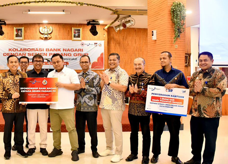 PT Semen Padang dan Bank Nagari serahkan mesin pencacah sampah kepada DLH Padang untuk mendukung pengelolaan limbah, ekonomi sirkular, dan energi bersih.
