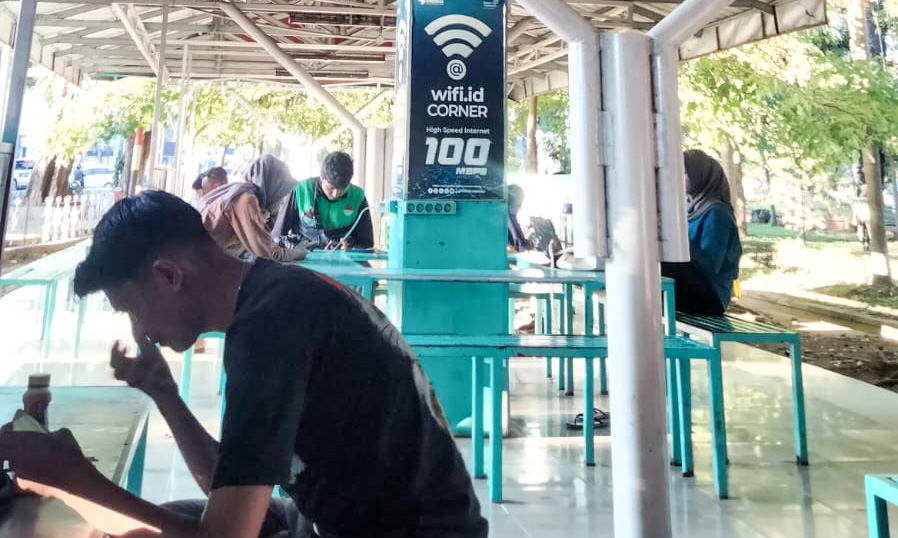 Taman Digital Padang di Jalan Rasuna Said menjadi ruang publik favorit mahasiswa untuk belajar, bekerja, dan bersantai dengan fasilitas Wi-Fi gratis.