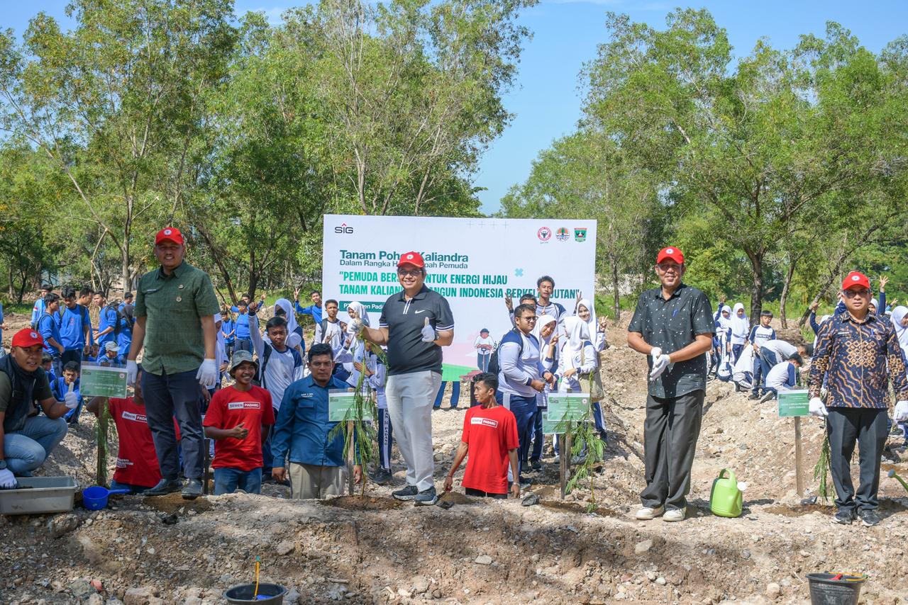 PT Semen Padang tanam 2.000 pohon Kaliandra di Bukit Atas untuk dukung energi hijau, edukasi lingkungan, dan semangat Sumpah Pemuda ke-97.