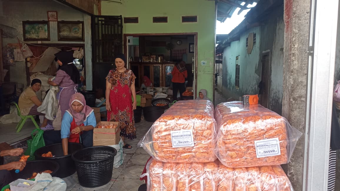 Usaha rumahan kerupuk cabe onang di Anduring, Padang, tumbuh jadi sumber penghidupan warga dan membuka lapangan kerja bagi ibu rumah tangga.
