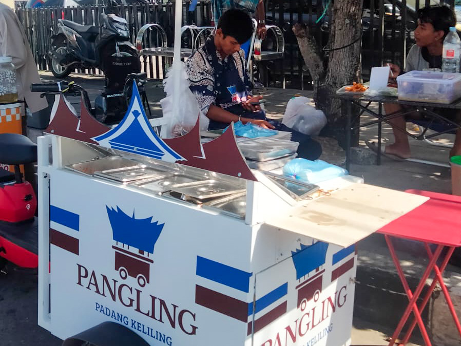 Gerobak &ldquo;Pangling&rdquo; di kawasan Belakang Olo, Padang, Jumat (31/10/2025), menjajakan nasi bungkus khas Minang dengan harga terjangkau.